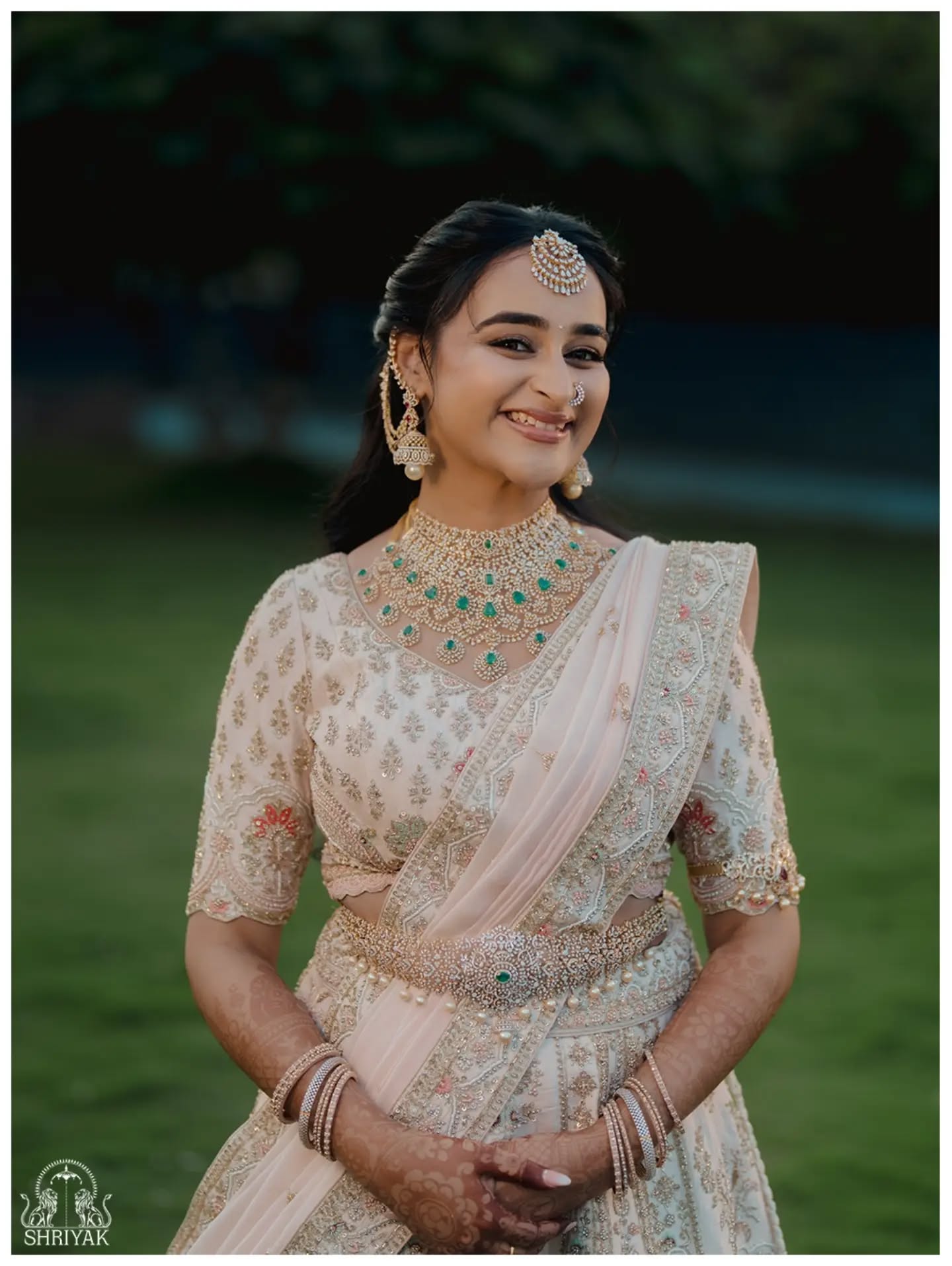 A beauty that needed no words,
just a moment to be remembered 🤍
MUA: @maneesh_katam
Decor: @popandshineevents
Jewellery: @manadiamonds
Venue: @snrconventionsandresort
Shot by: @shriyak
.
.
#bridesofhyderbad #engagement #telugubrides #weddingphotographer #pelli
